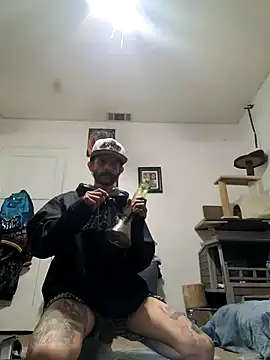 Snapshot of LongDickZee562 chatting on 11/22/25, 09:08 LongDickZee562 online show from 11/22/25, 09:08