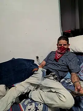 Snapshot of LongDickZee562 chatting on 11/28/25, 03:53 LongDickZee562 online show from 11/28/25, 03:53