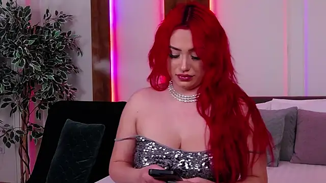 Snapshot of EmyHilton chatting on 11/08/25, 06:13 EmyHilton online show from 11/08/25, 06:13