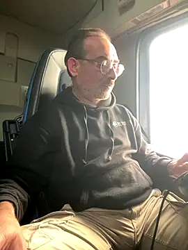 Snapshot of dzhakar chatting on 12/18/25, 12:00 dzhakar online show from 12/18/25, 12:00