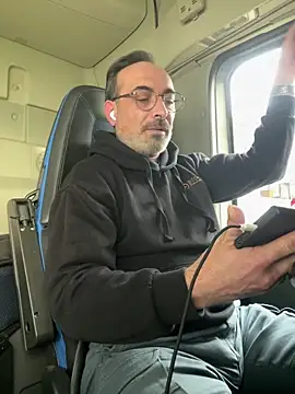 Snapshot of dzhakar chatting on 12/22/25, 12:13 dzhakar online show from 12/22/25, 12:13