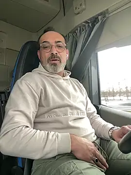 Snapshot of dzhakar chatting on 01/10/26, 01:02 dzhakar online show from 01/10/26, 01:02