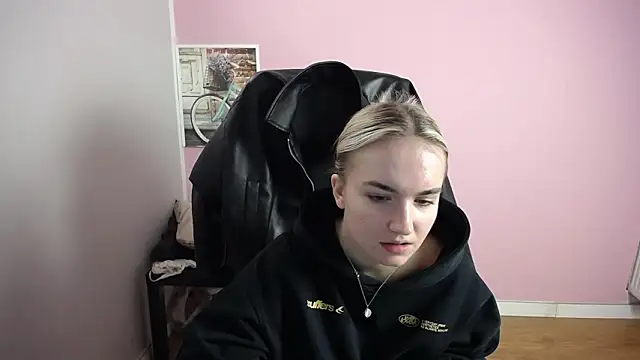 Snapshot of viktoria_lovely chatting on 03/06/26, 09:17 viktoria lovely online show from 03/06/26, 09:17