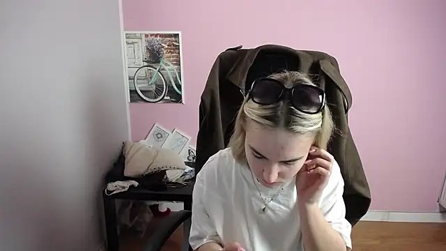 Snapshot of viktoria_lovely chatting on 03/11/26, 08:09 viktoria lovely online show from 03/11/26, 08:09