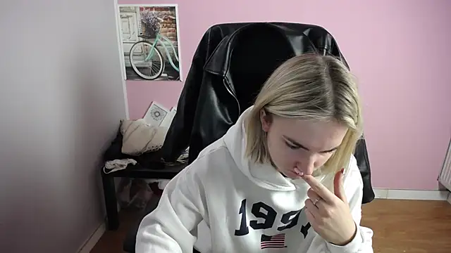 Snapshot of viktoria_lovely chatting on 03/17/26, 07:33 viktoria lovely online show from 03/17/26, 07:33