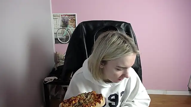 Snapshot of viktoria_lovely chatting on 03/27/26, 08:09 viktoria lovely online show from 03/27/26, 08:09