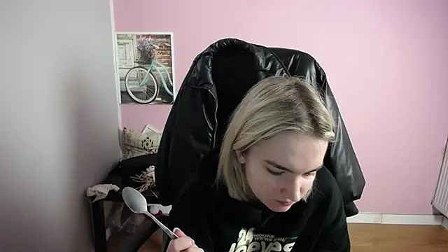 Snapshot of viktoria_lovely chatting on 04/10/26, 06:18 viktoria lovely online show from 04/10/26, 06:18