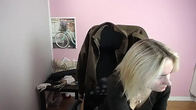 Snapshot of viktoria_lovely chatting on 04/15/26, 09:49 viktoria lovely online show from 04/15/26, 09:49