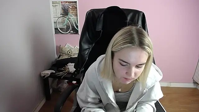 Snapshot of viktoria_lovely chatting on 04/17/26, 07:00 viktoria lovely online show from 04/17/26, 07:00