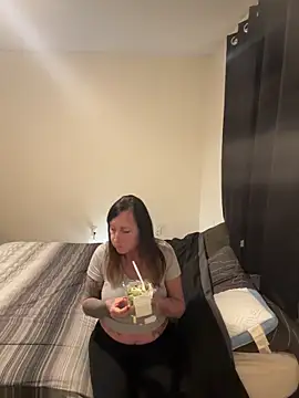 Snapshot of xloritax chatting on 09/25/25, 10:24 xloritax online show from 09/25/25, 10:24