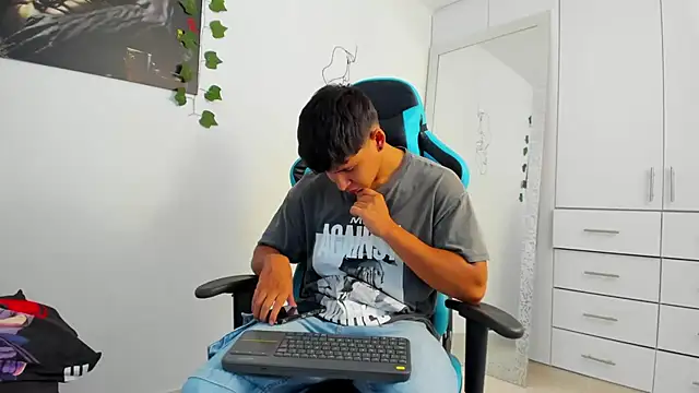 Snapshot of Bray_Kevin chatting on 12/14/24, 02:53 Bray Kevin online show from 12/14/24, 02:53