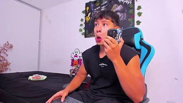 Snapshot of Bray_Kevin chatting on 12/18/24, 01:48 Bray Kevin online show from 12/18/24, 01:48