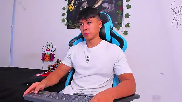 Snapshot of Bray_Kevin chatting on 12/25/24, 10:59 Bray Kevin online show from 12/25/24, 10:59