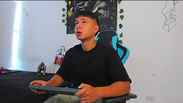 Snapshot of Bray_Kevin chatting on 02/24/25, 03:53 Bray Kevin online show from 02/24/25, 03:53