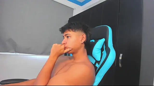 Snapshot of Bray_Kevin chatting on 10/27/25, 04:44 Bray Kevin online show from 10/27/25, 04:44