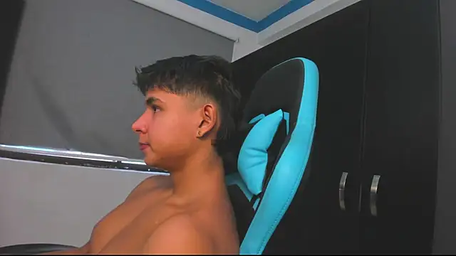 Snapshot of Bray_Kevin chatting on 10/28/25, 02:31 Bray Kevin online show from 10/28/25, 02:31