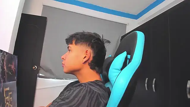 Snapshot of Bray_Kevin chatting on 10/31/25, 05:14 Bray Kevin online show from 10/31/25, 05:14