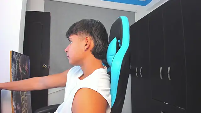 Snapshot of Bray_Kevin chatting on 11/08/25, 01:39 Bray Kevin online show from 11/08/25, 01:39