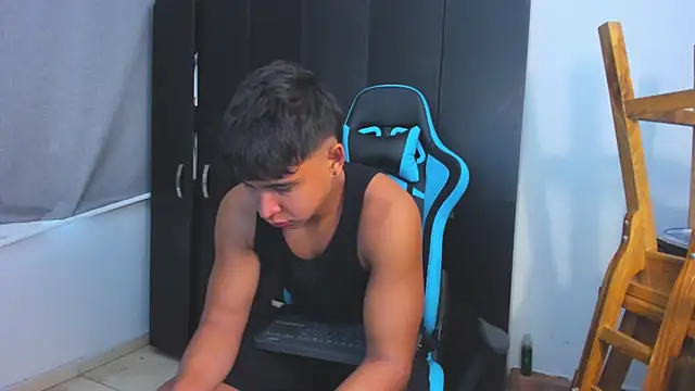 Snapshot of Bray_Kevin chatting on 11/26/25, 04:19 Bray Kevin online show from 11/26/25, 04:19