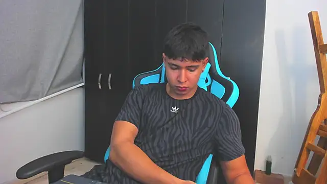 Snapshot of Bray_Kevin chatting on 12/04/25, 03:49 Bray Kevin online show from 12/04/25, 03:49