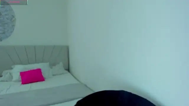 Snapshot of IsabelaVanegas_ chatting on 10/27/25, 05:17 IsabelaVanegas online show from 10/27/25, 05:17