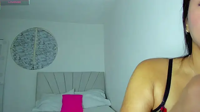 Snapshot of IsabelaVanegas_ chatting on 10/30/25, 02:40 IsabelaVanegas online show from 10/30/25, 02:40