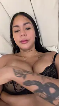 Snapshot of IsabelaVanegas_ chatting on 11/26/25, 05:36 IsabelaVanegas online show from 11/26/25, 05:36