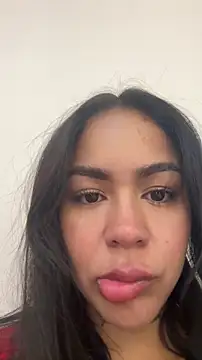 Snapshot of IsabelaVanegas_ chatting on 12/01/25, 05:07 IsabelaVanegas online show from 12/01/25, 05:07