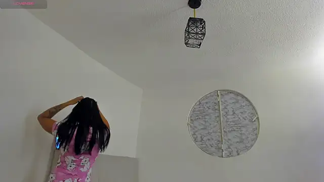 Snapshot of IsabelaVanegas_ chatting on 12/02/25, 05:24 IsabelaVanegas online show from 12/02/25, 05:24