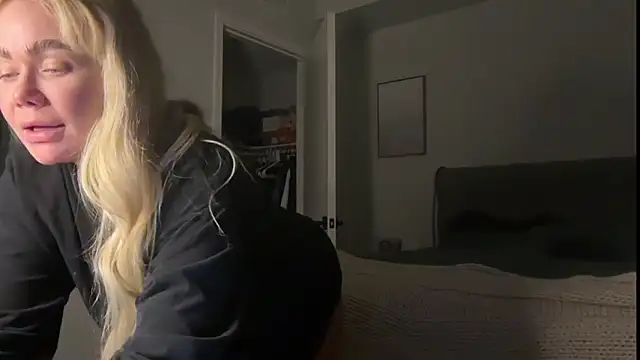 Snapshot of ElenaErickson chatting on 11/12/25, 04:35 ElenaErickson online show from 11/12/25, 04:35