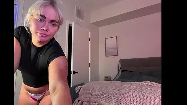 Snapshot of ElenaErickson chatting on 12/17/25, 04:18 ElenaErickson online show from 12/17/25, 04:18