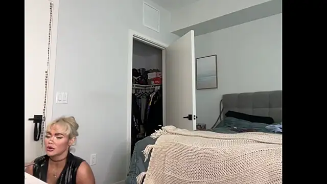 Snapshot of ElenaErickson chatting on 12/22/25, 07:44 ElenaErickson online show from 12/22/25, 07:44