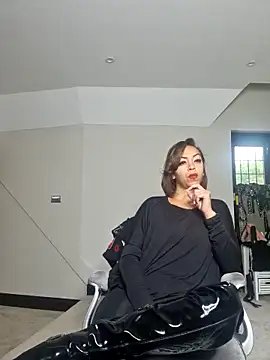 QueenTricks1 online show from 10/15/25, 08:25