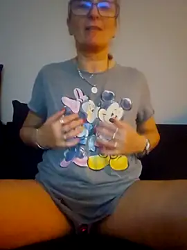 Snapshot of Steffi45 chatting on 10/21/25, 01:12 Steffi45 online show from 10/21/25, 01:12