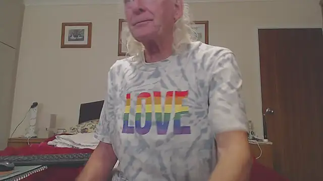 Snapshot of WaverlyKernow chatting on 11/23/25, 02:06 WaverlyKernow online show from 11/23/25, 02:06