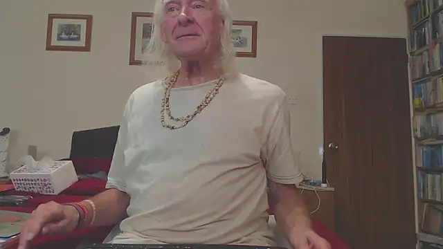 Snapshot of WaverlyKernow chatting on 12/19/25, 02:02 WaverlyKernow online show from 12/19/25, 02:02