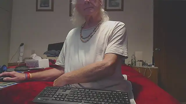 Snapshot of WaverlyKernow chatting on 12/20/25, 10:00 WaverlyKernow online show from 12/20/25, 10:00