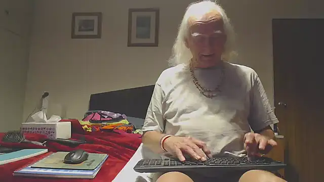 Snapshot of WaverlyKernow chatting on 12/21/25, 03:08 WaverlyKernow online show from 12/21/25, 03:08