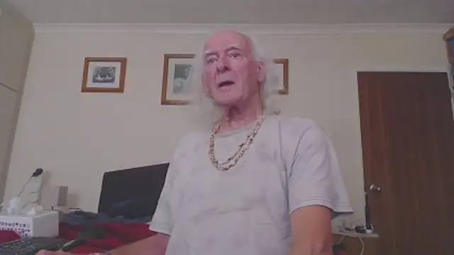 Snapshot of WaverlyKernow chatting on 12/22/25, 12:24 WaverlyKernow online show from 12/22/25, 12:24