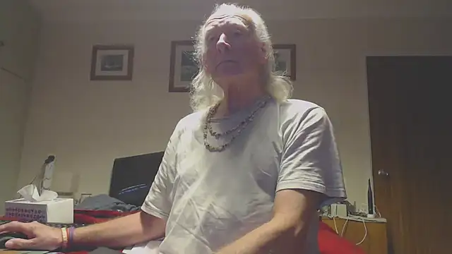 Snapshot of WaverlyKernow chatting on 12/23/25, 08:01 WaverlyKernow online show from 12/23/25, 08:01