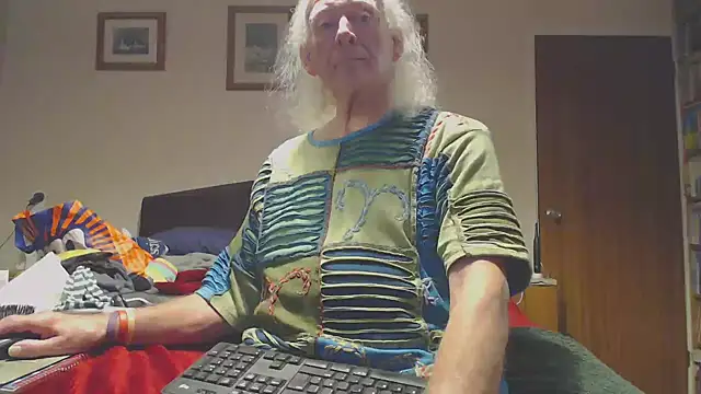 Snapshot of WaverlyKernow chatting on 02/11/26, 08:19 WaverlyKernow online show from 02/11/26, 08:19