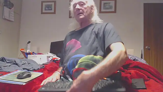 Snapshot of WaverlyKernow chatting on 02/16/26, 08:21 WaverlyKernow online show from 02/16/26, 08:21