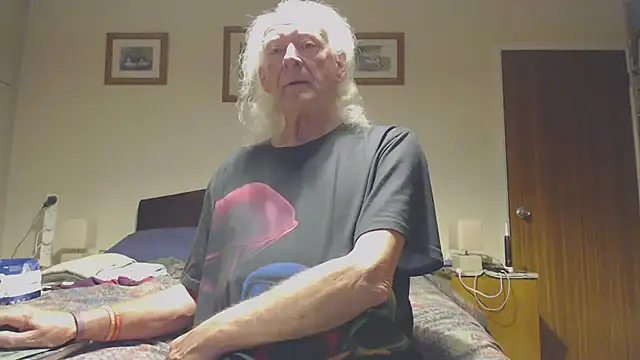 Snapshot of WaverlyKernow chatting on 04/06/26, 02:20 WaverlyKernow online show from 04/06/26, 02:20