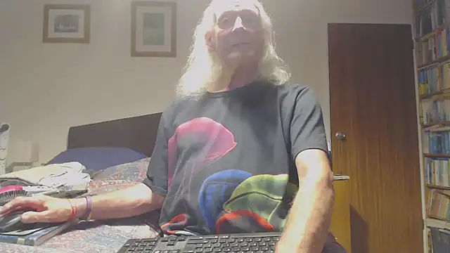 Snapshot of WaverlyKernow chatting on 04/08/26, 06:52 WaverlyKernow online show from 04/08/26, 06:52