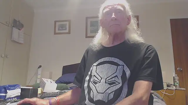 Snapshot of WaverlyKernow chatting on 04/14/26, 01:28 WaverlyKernow online show from 04/14/26, 01:28