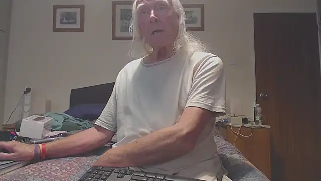 Snapshot of WaverlyKernow chatting on 04/16/26, 02:29 WaverlyKernow online show from 04/16/26, 02:29