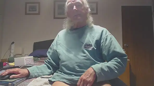 Snapshot of WaverlyKernow chatting on 04/18/26, 07:18 WaverlyKernow online show from 04/18/26, 07:18