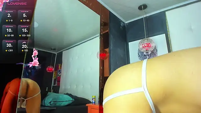 Snapshot of ElianFoxter chatting on 10/13/25, 10:32 ElianFoxter online show from 10/13/25, 10:32