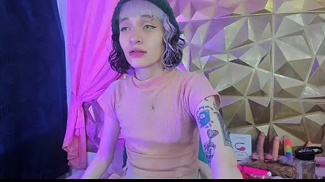 Snapshot of neeko_princes chatting on 12/16/24, 12:16 neeko princes online show from 12/16/24, 12:16
