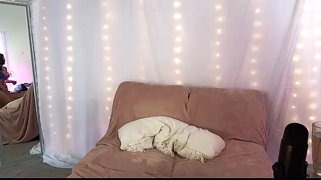 Snapshot of Aprilreign chatting on 11/15/25, 05:38 Aprilreign online show from 11/15/25, 05:38